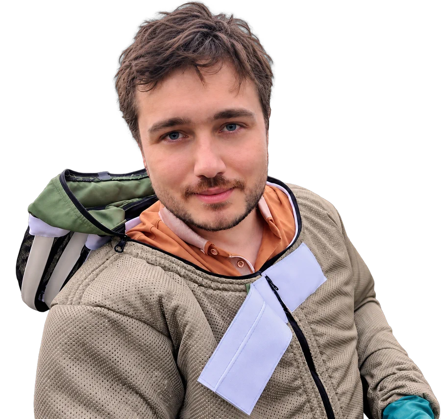 Maxime, technicien N40, en combinaison de protection